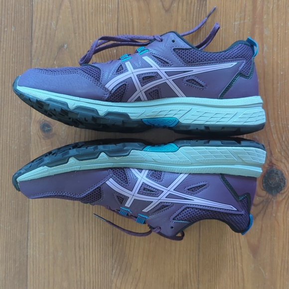 Women's Asics shoes - Picture 2 of 5